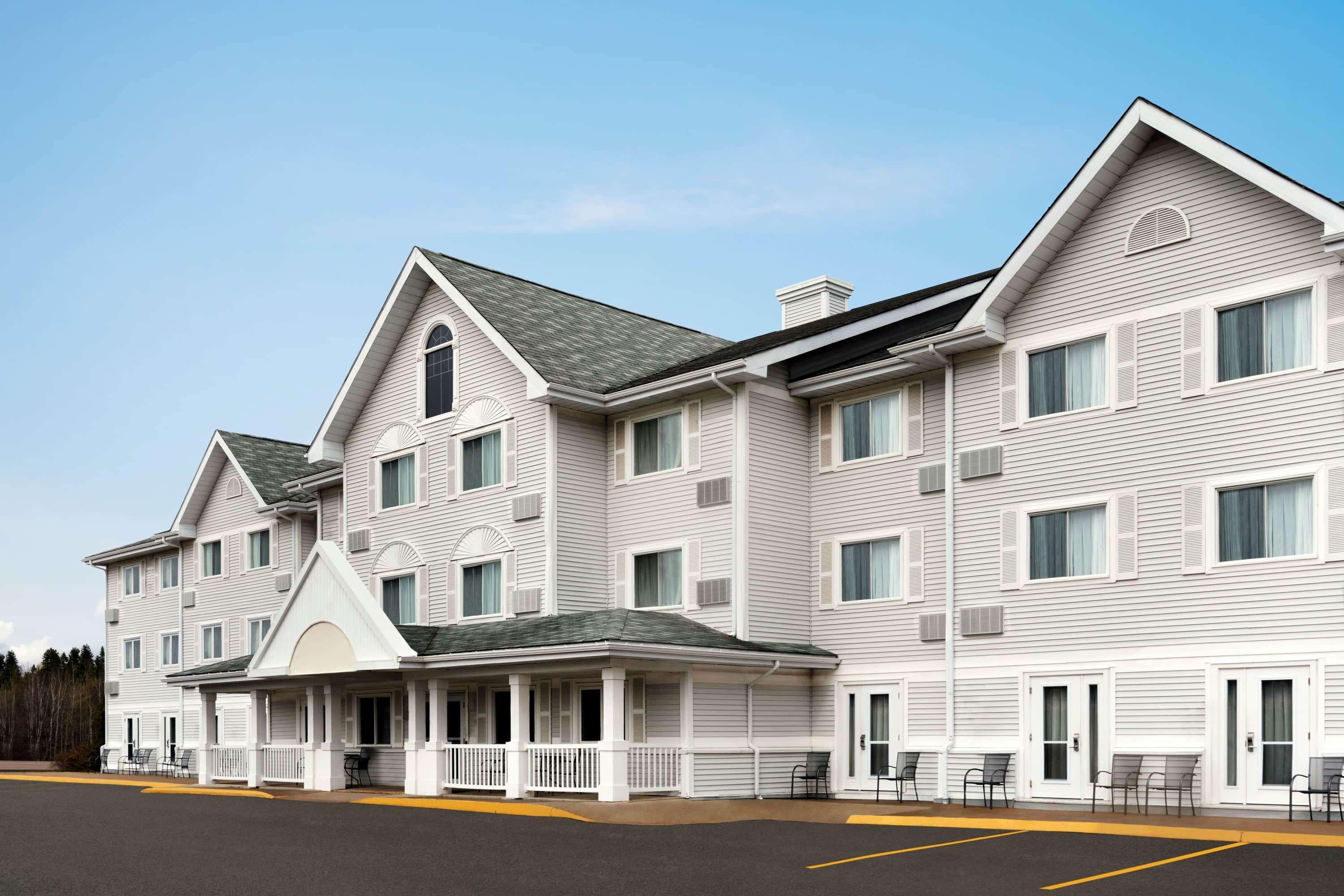 Travelodge Suites By Wyndham Moncton Exterior photo