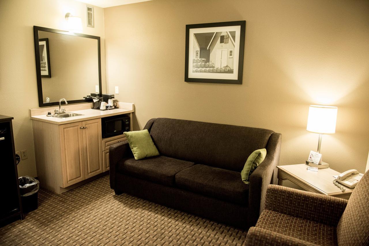Travelodge Suites By Wyndham Moncton Exterior photo
