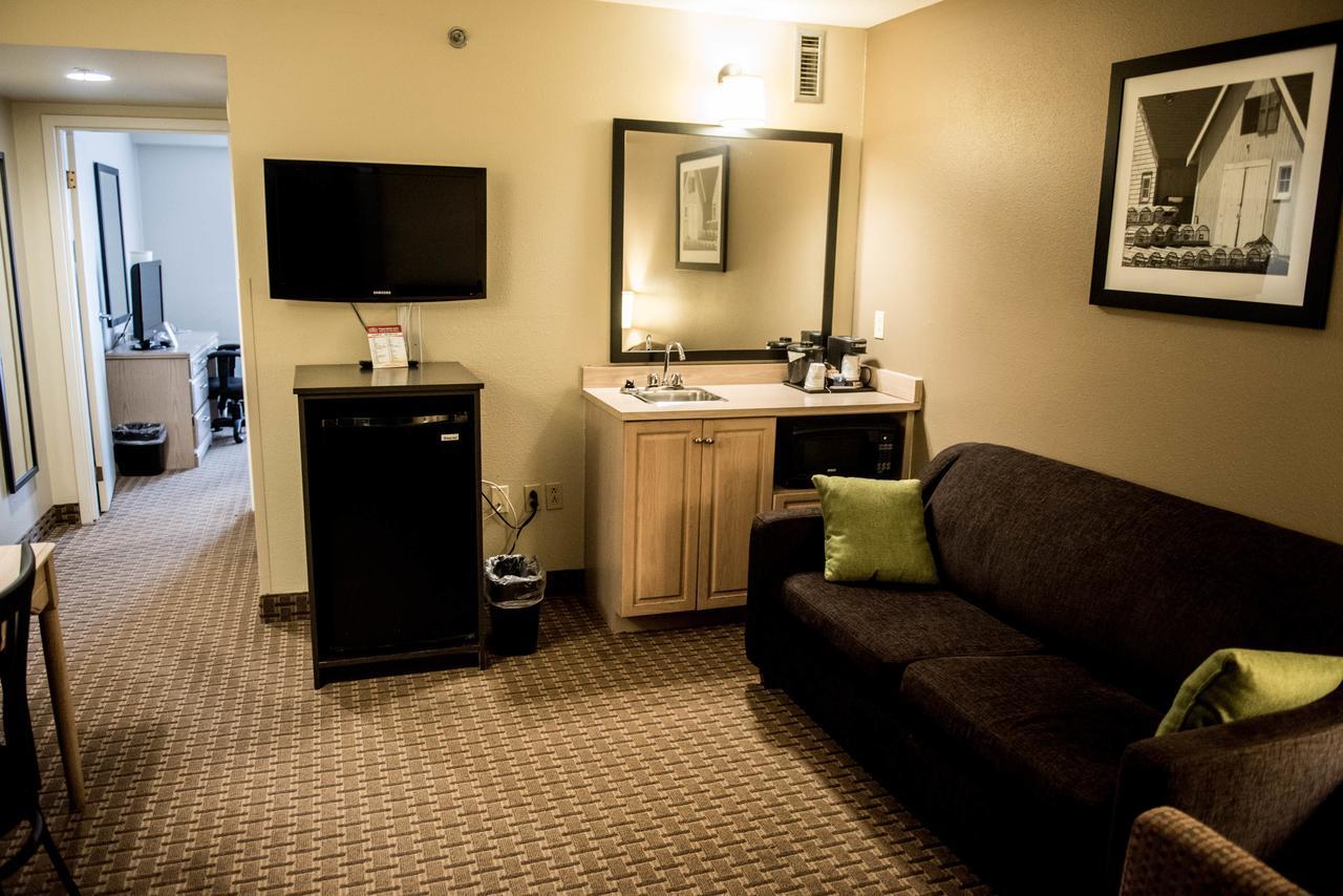 Travelodge Suites By Wyndham Moncton Exterior photo