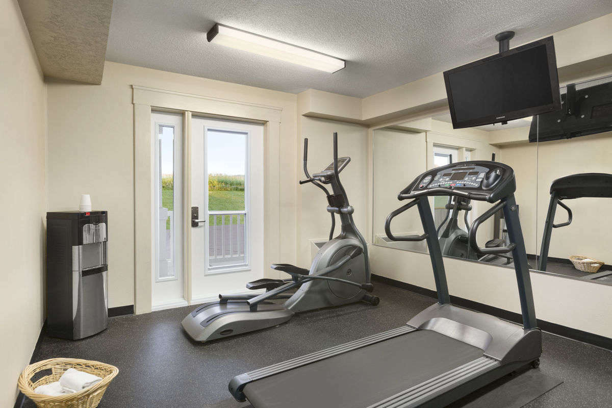 Travelodge Suites By Wyndham Moncton Exterior photo